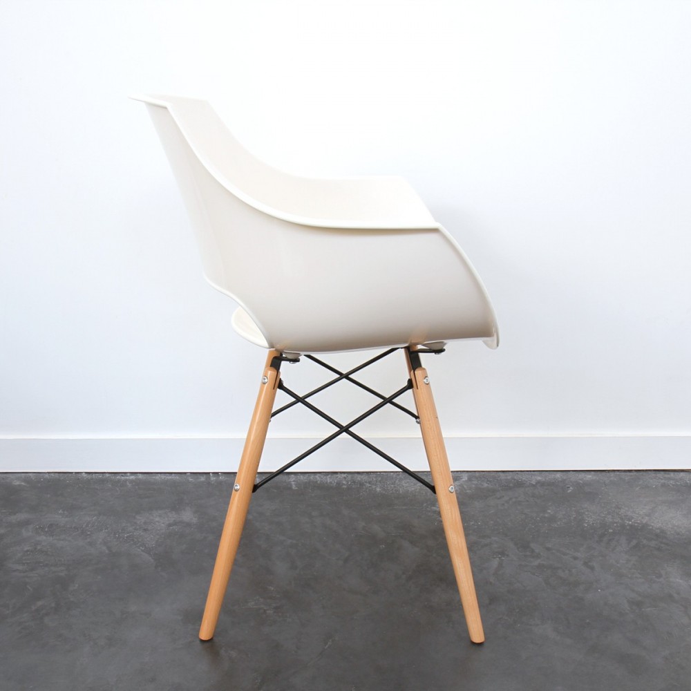 Chaise designer banche SKOLL piètement bois by Drawer